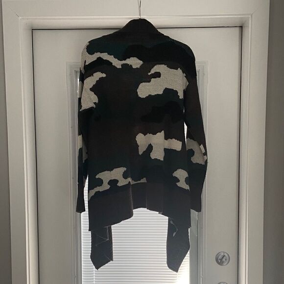 Romeo and Juliet Couture Camo Open Sweater - Picture 4 of 8